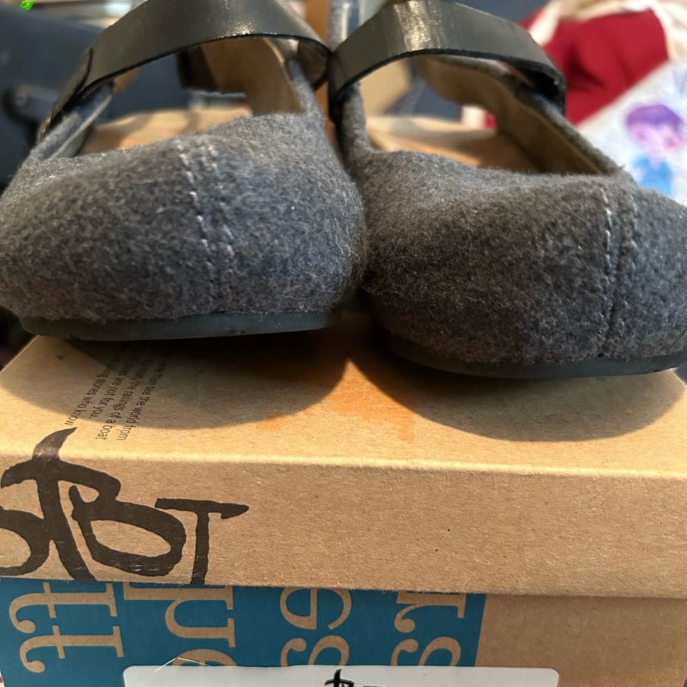 OTBT.  These Velcro on the side.  Worn twice.